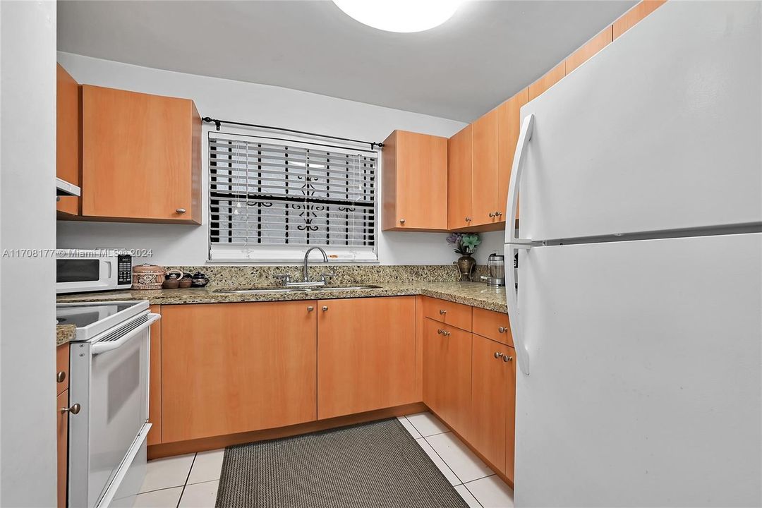 For Sale: $144,900 (1 beds, 2 baths, 691 Square Feet)