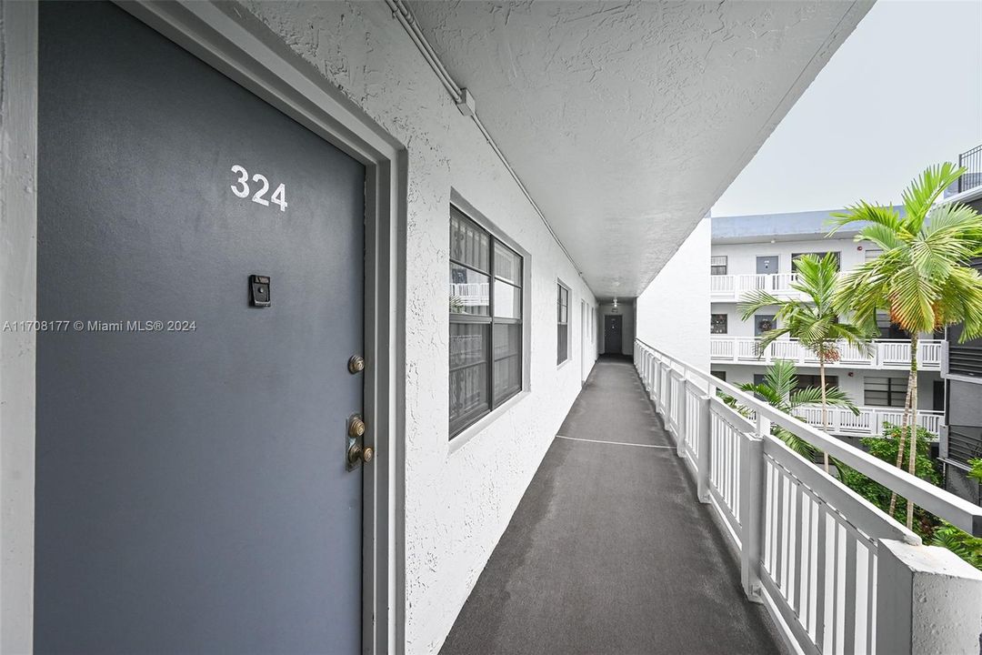 For Sale: $144,900 (1 beds, 2 baths, 691 Square Feet)