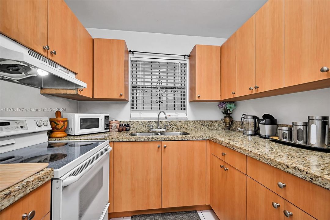 For Sale: $144,900 (1 beds, 2 baths, 691 Square Feet)