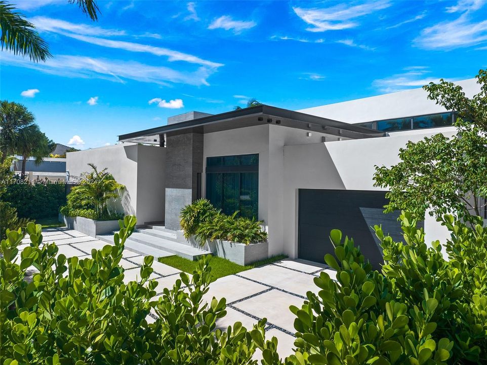 For Sale: $9,975,000 (6 beds, 9 baths, 5457 Square Feet)