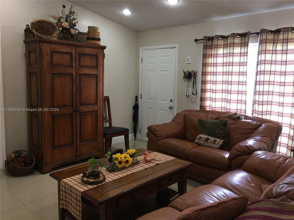 For Rent: $2,450 (2 beds, 2 baths, 1190 Square Feet)