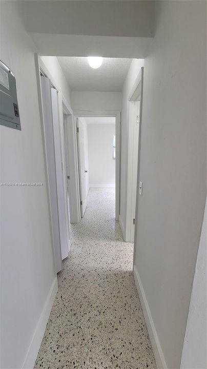 Hallway to bedrooms & bathroom