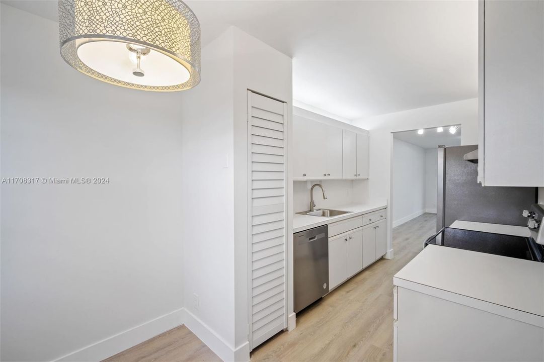 For Sale: $259,000 (2 beds, 2 baths, 1100 Square Feet)