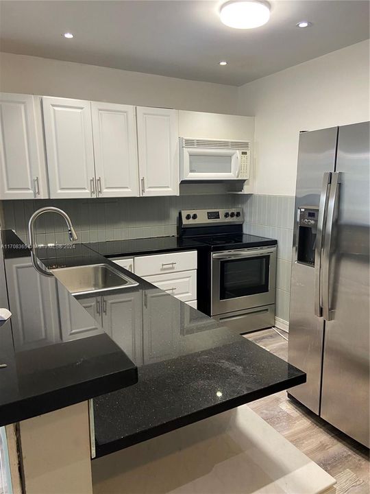 最近售出: $415,000 (1 贝兹, 1 浴室, 855 平方英尺)