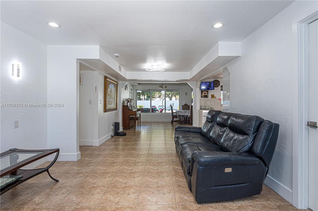 For Sale: $860,000 (4 beds, 3 baths, 1098 Square Feet)