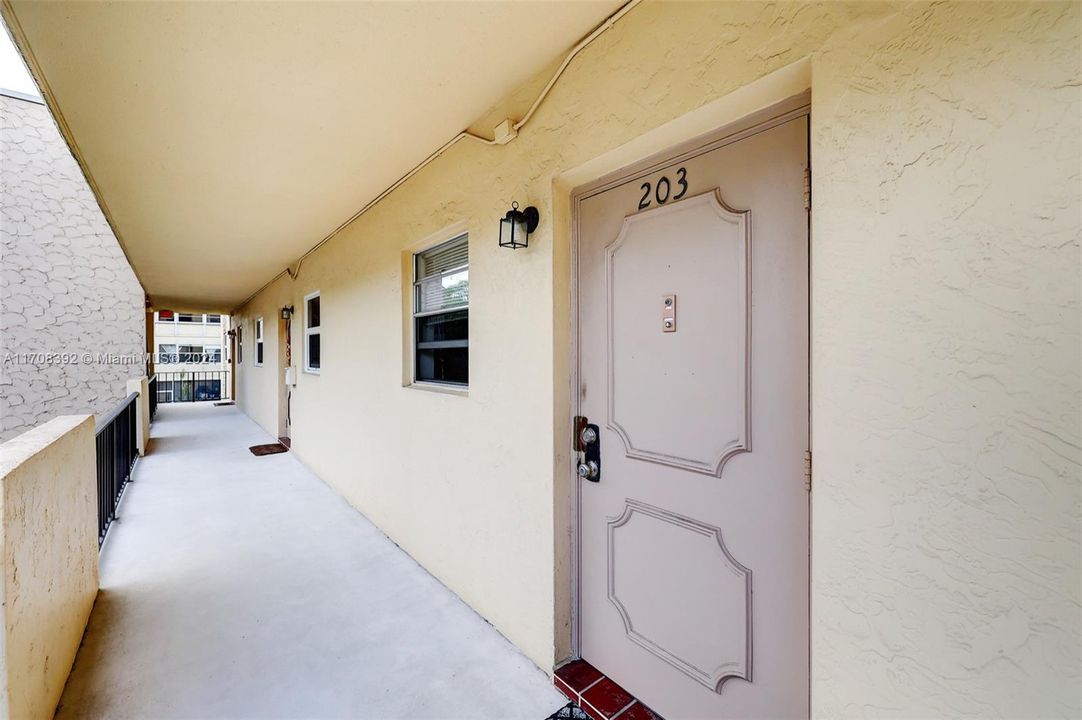 For Sale: $175,000 (2 beds, 2 baths, 920 Square Feet)