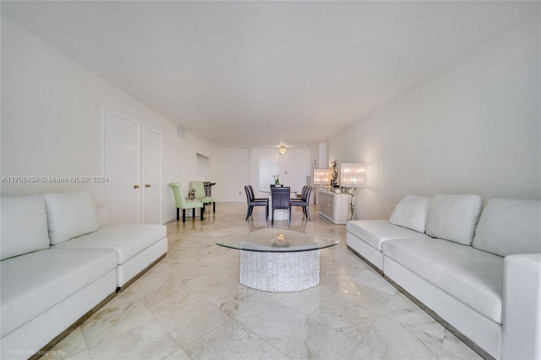 Split floor plan, Master Bedroom in the left side of the entrance