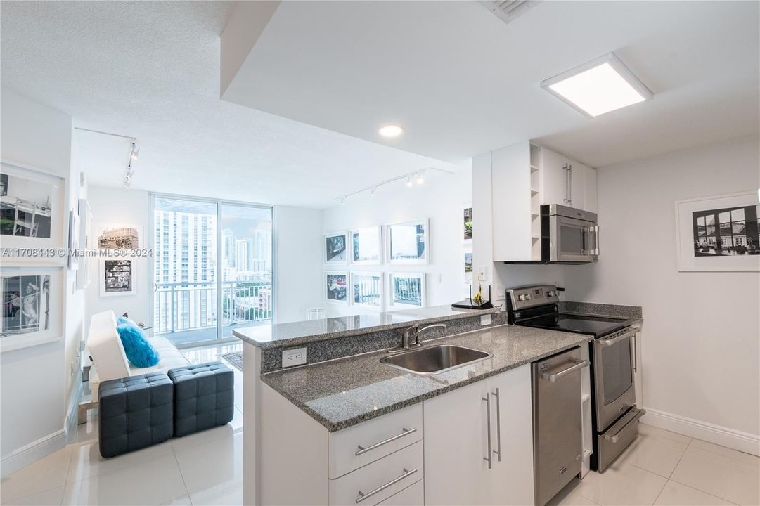 For Sale: $368,000 (1 beds, 1 baths, 734 Square Feet)