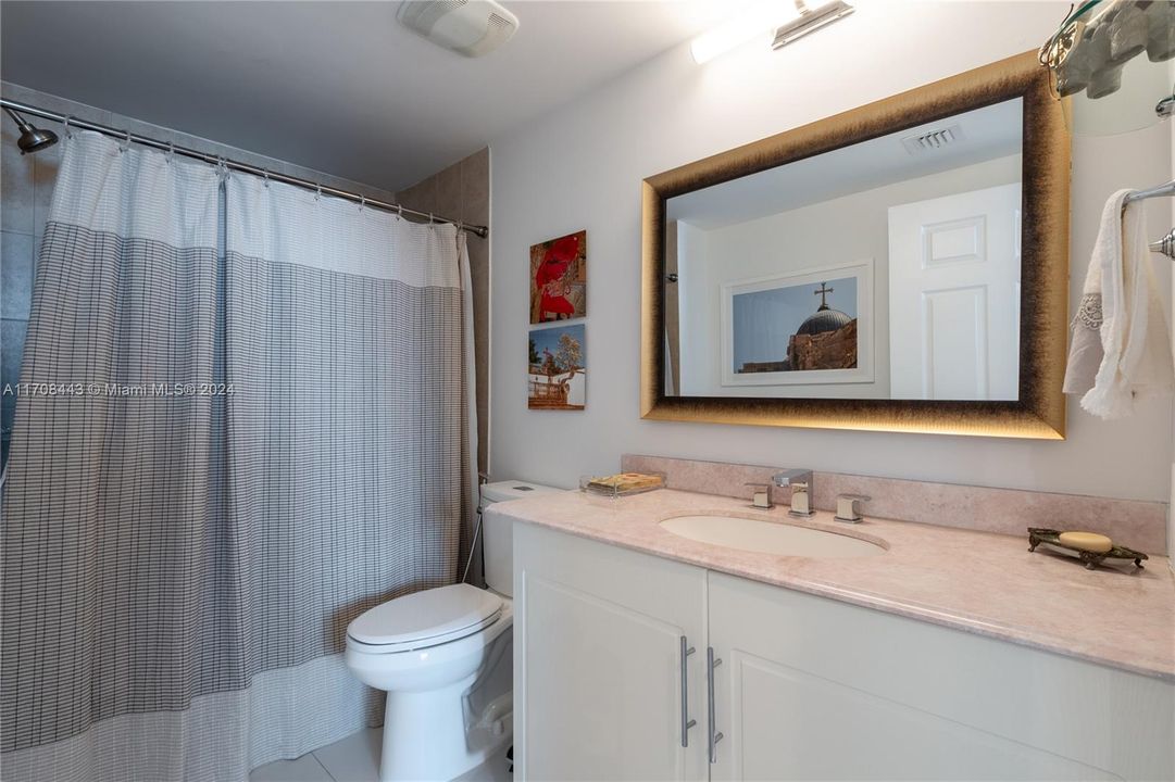 For Sale: $368,000 (1 beds, 1 baths, 734 Square Feet)