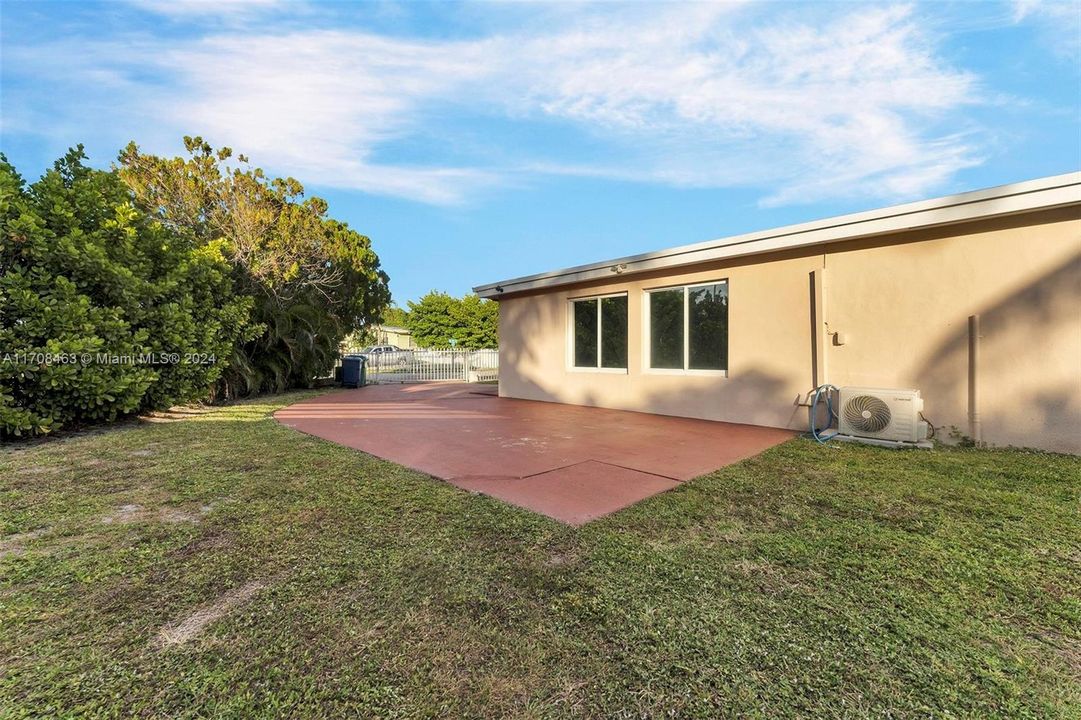 For Sale: $545,000 (3 beds, 2 baths, 1306 Square Feet)