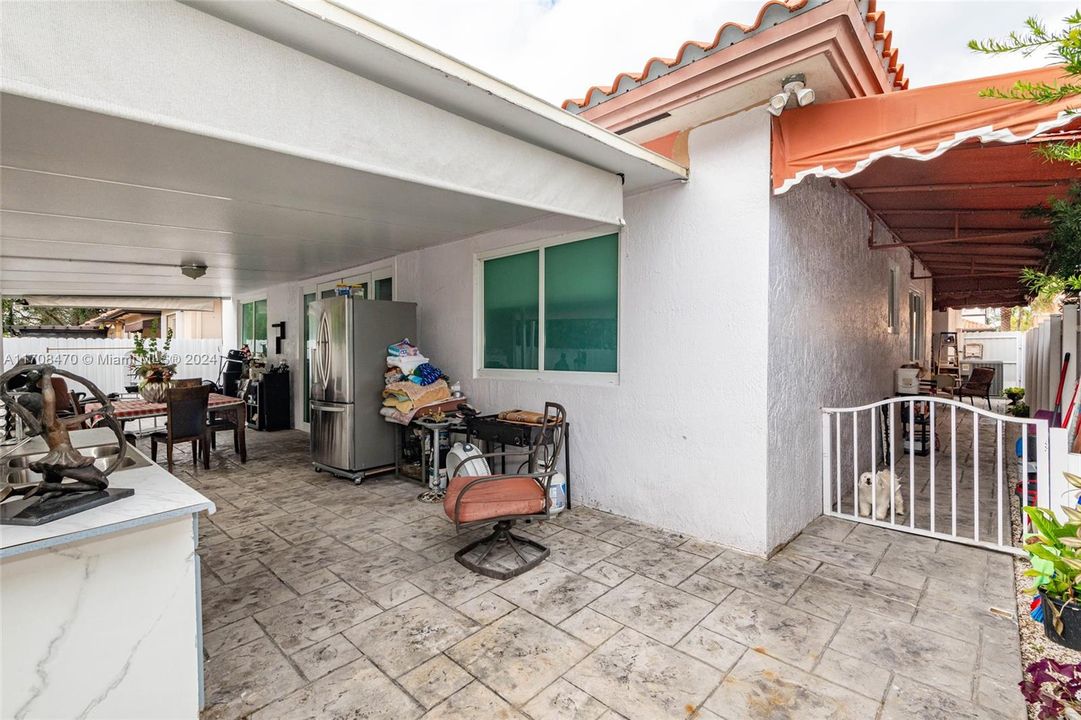 En Venta: $825,000 (4 camas, 3 baños, 1956 Pies cuadrados)