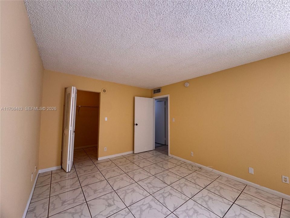 For Sale: $199,900 (1 beds, 1 baths, 640 Square Feet)