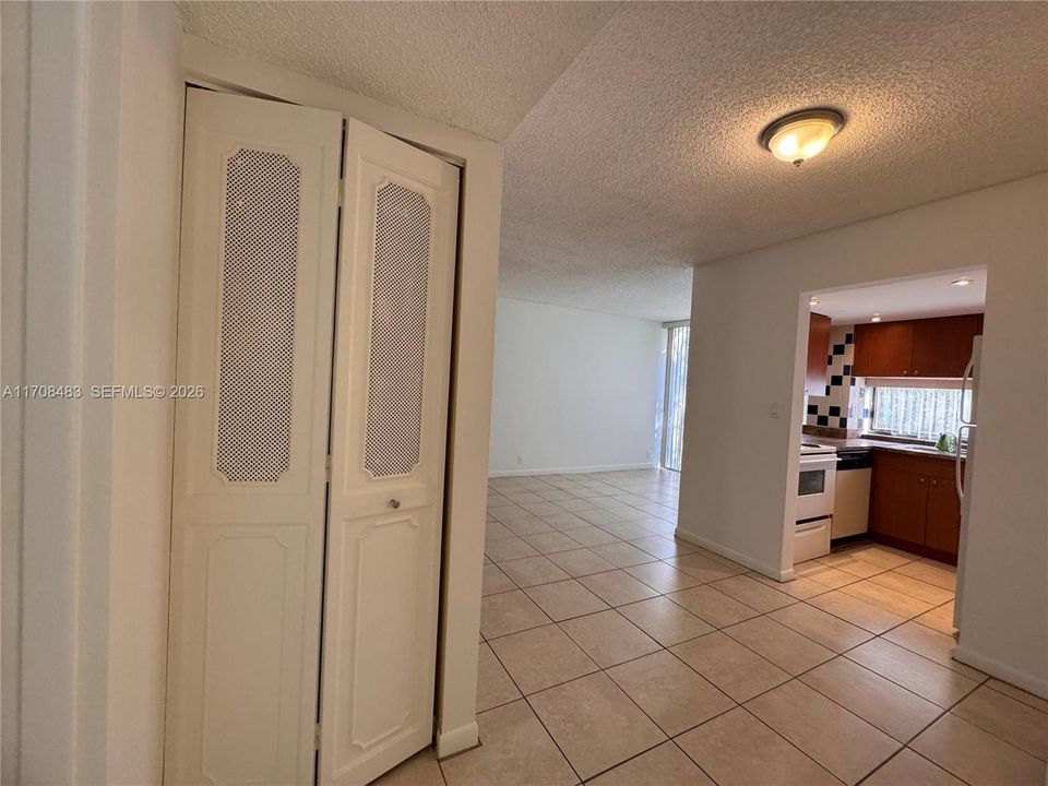 For Sale: $199,900 (1 beds, 1 baths, 640 Square Feet)