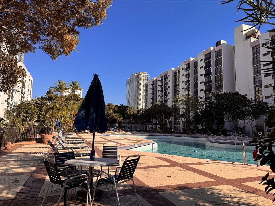 For Sale: $199,900 (1 beds, 1 baths, 640 Square Feet)