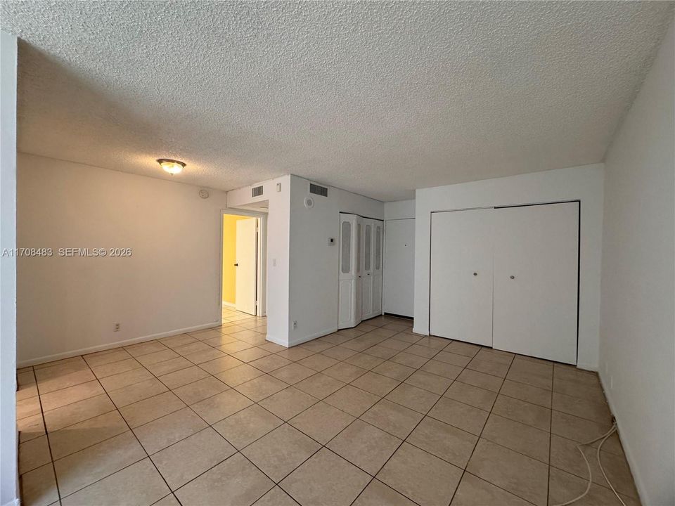 For Sale: $199,900 (1 beds, 1 baths, 640 Square Feet)