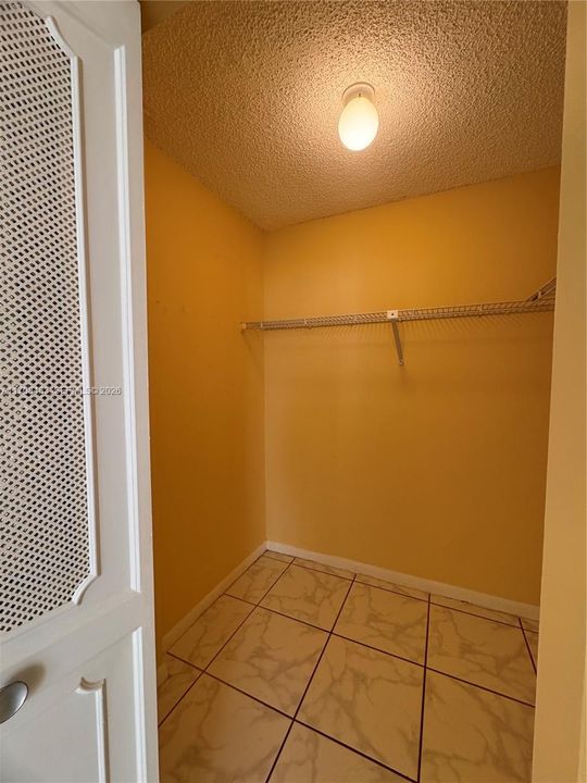 For Sale: $199,900 (1 beds, 1 baths, 640 Square Feet)