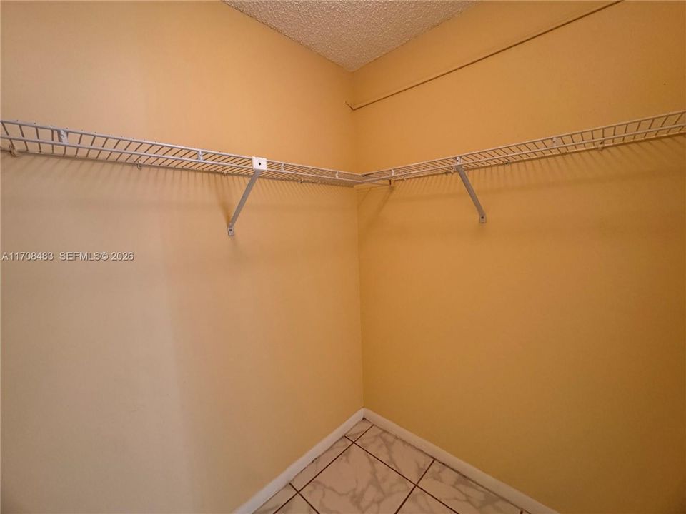 For Sale: $199,900 (1 beds, 1 baths, 640 Square Feet)