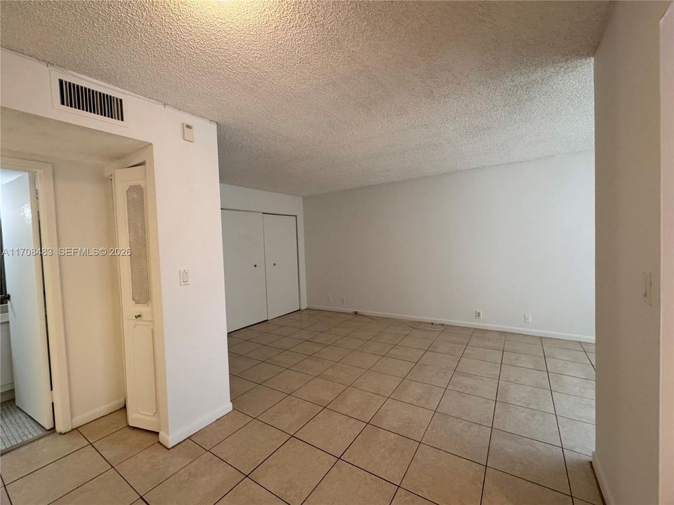 For Sale: $199,900 (1 beds, 1 baths, 640 Square Feet)