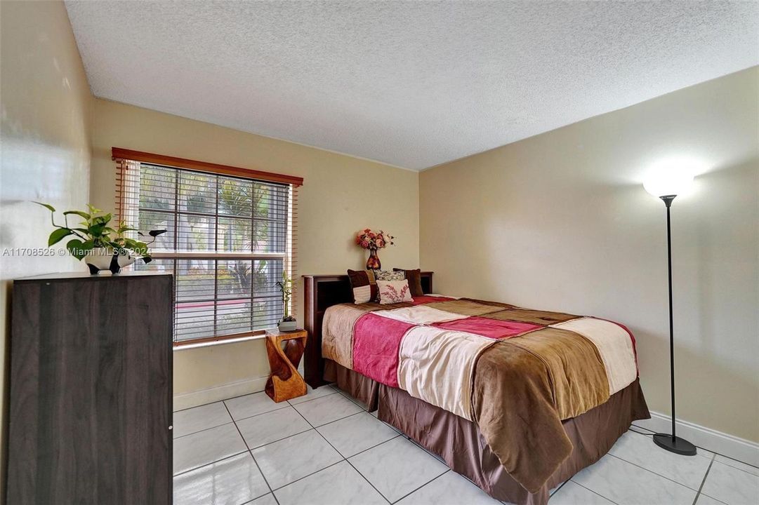 For Sale: $499,000 (2 beds, 2 baths, 958 Square Feet)