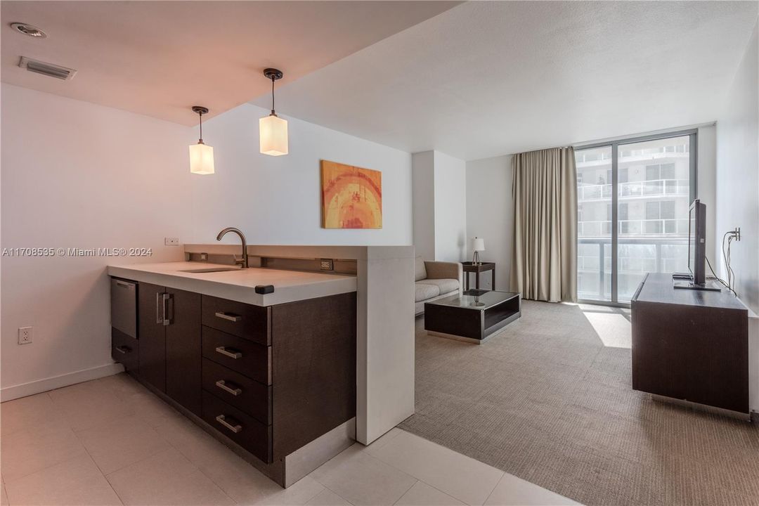 For Sale: $419,000 (1 beds, 1 baths, 672 Square Feet)