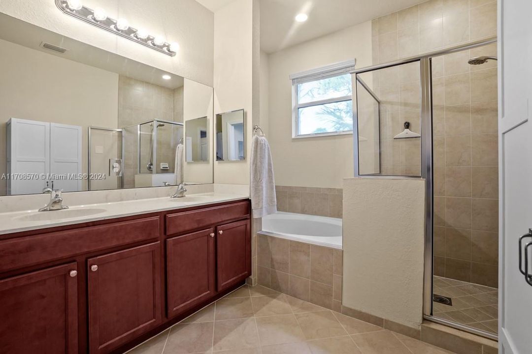 Master Bathroom w/Shower & Bath