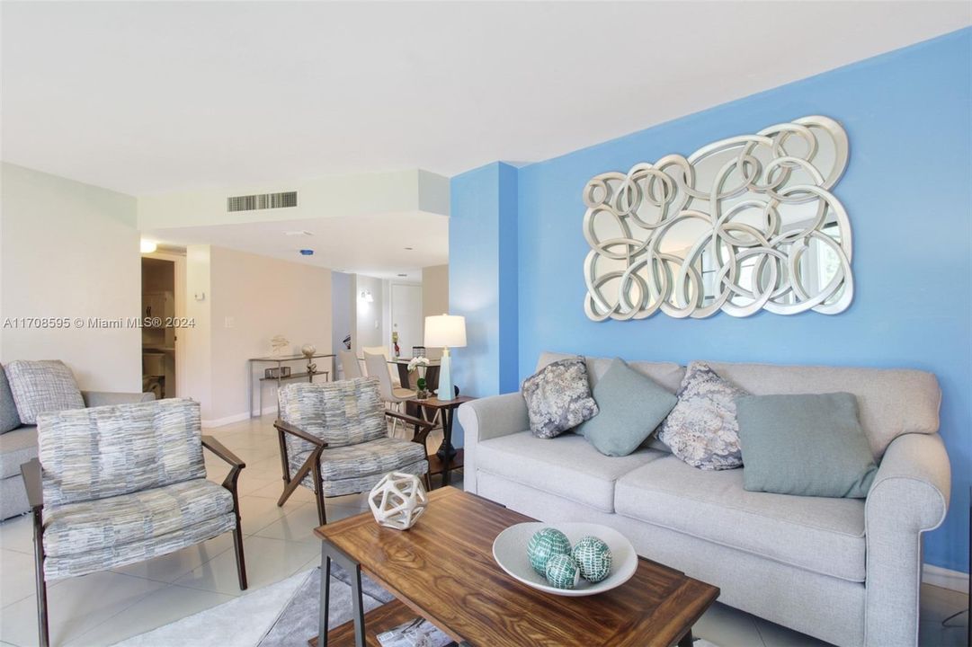 For Sale: $299,000 (2 beds, 2 baths, 1081 Square Feet)