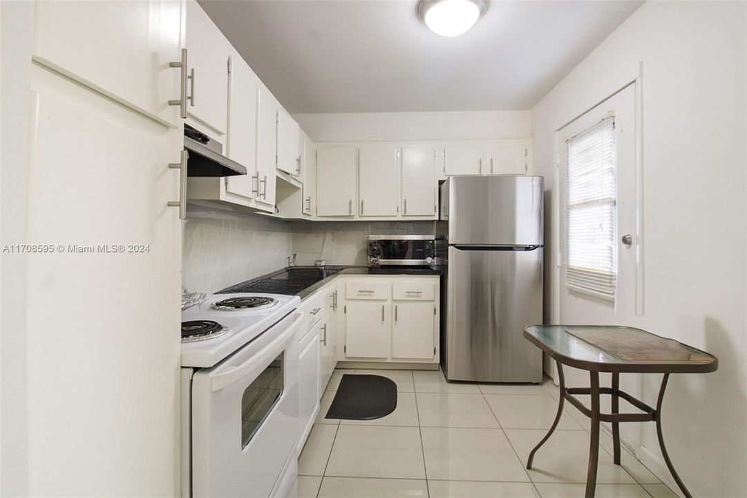 For Sale: $299,000 (2 beds, 2 baths, 1081 Square Feet)