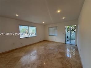 Active With Contract: $2,500 (2 beds, 2 baths, 924 Square Feet)