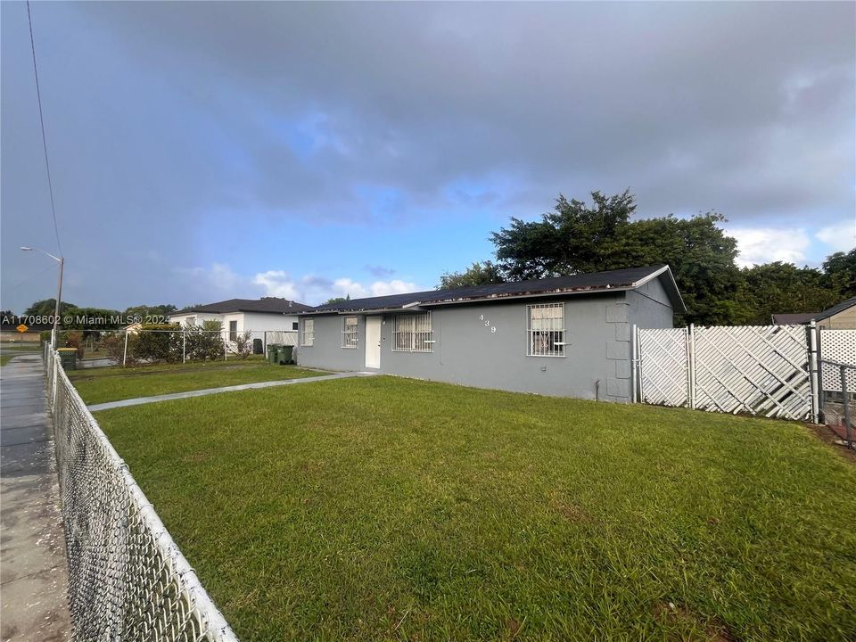 For Sale: $389,900 (3 beds, 2 baths, 1275 Square Feet)