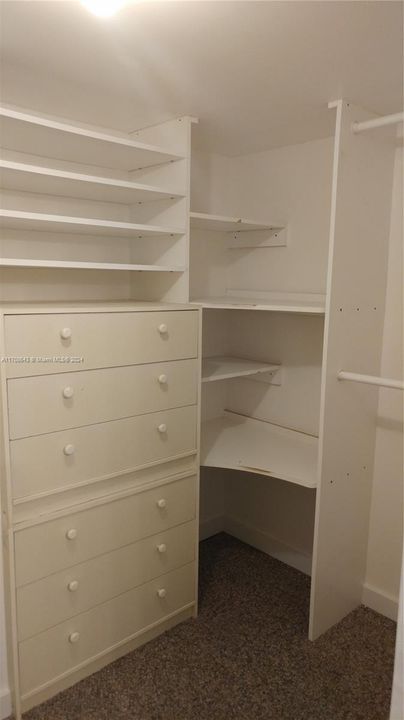 WALK-IN CLOSET