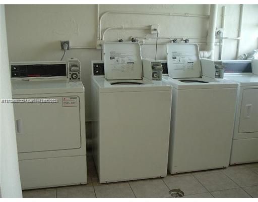 COMMUNIT LAUNDRY ROOM