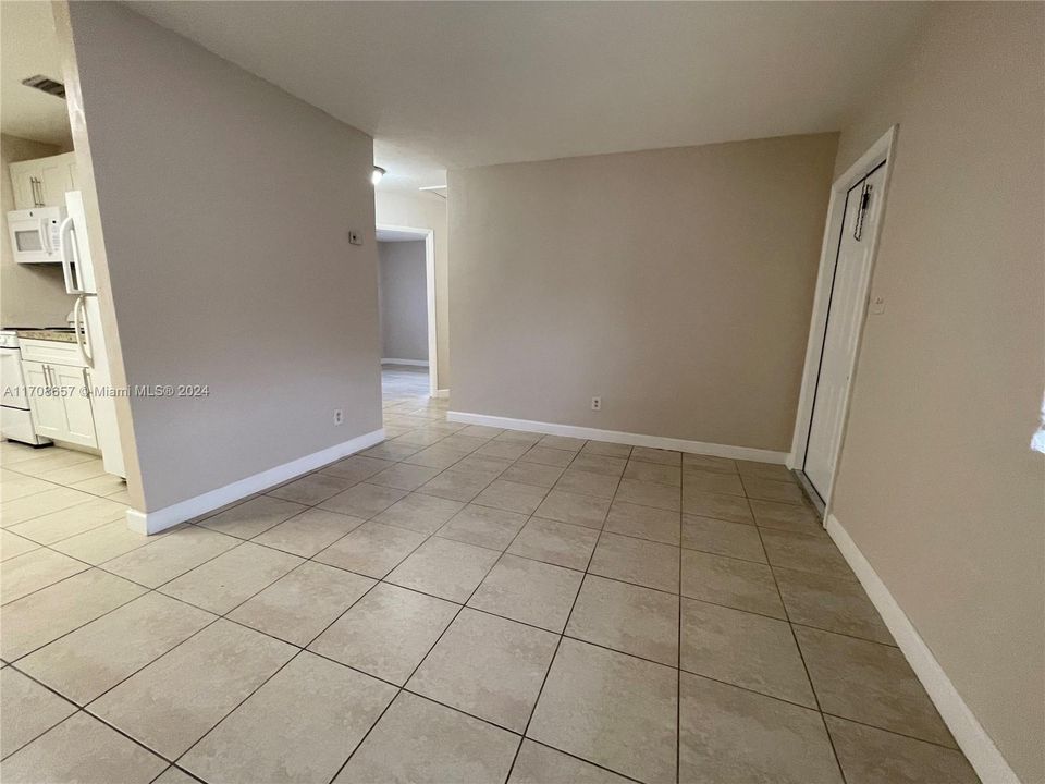 Active With Contract: $1,825 (2 beds, 1 baths, 1493 Square Feet)