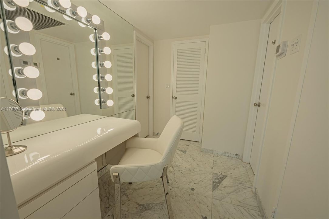 VANITY DESK DRESSING AREA