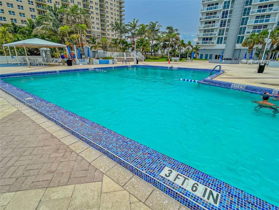 FULL SUNNY RESORT-STYLE POOL