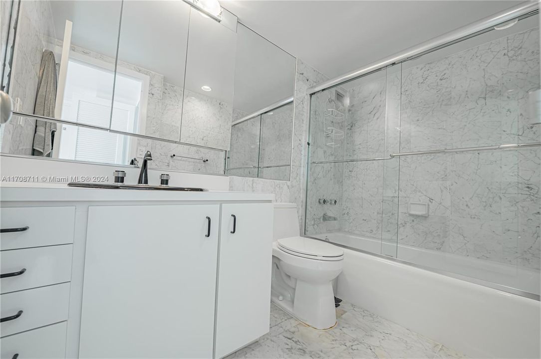 EN-SUITE MARBLE BATHROOM