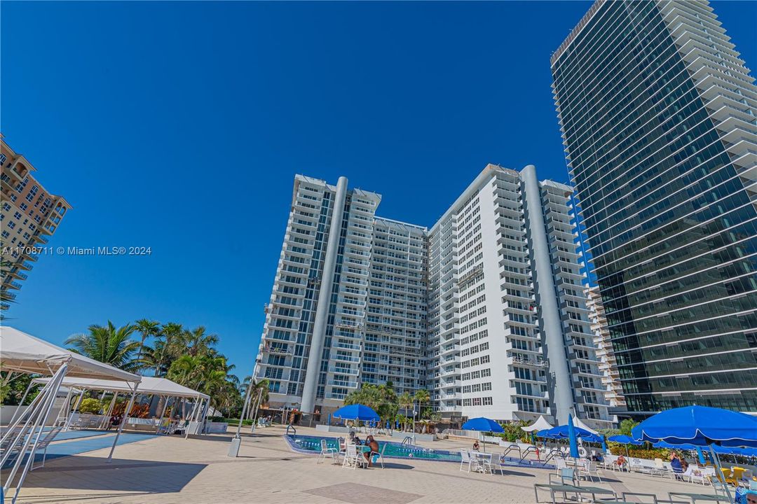 FULL-SUNNY BEACHFRONT POOL