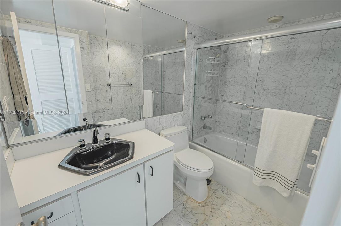 EN-SUITE MARBLE BATHROOM