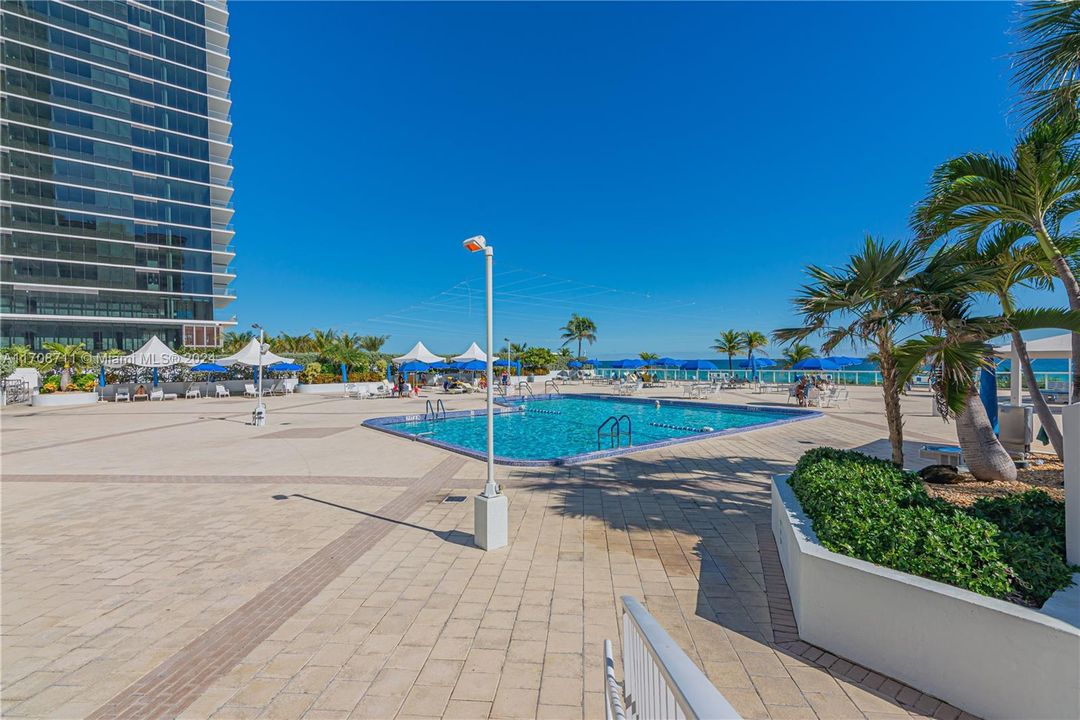 FULL SUNNY OCEANFRONT HEATED RESORT-STYLE POOL