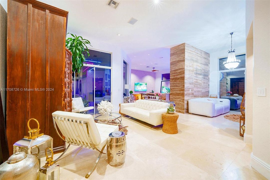 En Venta: $1,795,000 (6 camas, 4 baños, 4384 Pies cuadrados)