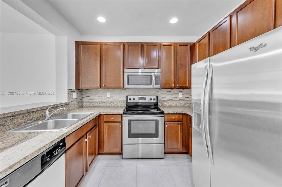 For Sale: $358,800 (2 beds, 2 baths, 1040 Square Feet)