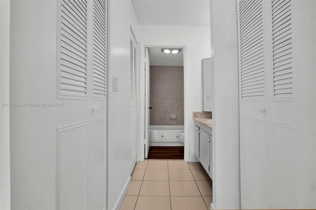 For Rent: $1,800 (1 beds, 1 baths, 889 Square Feet)