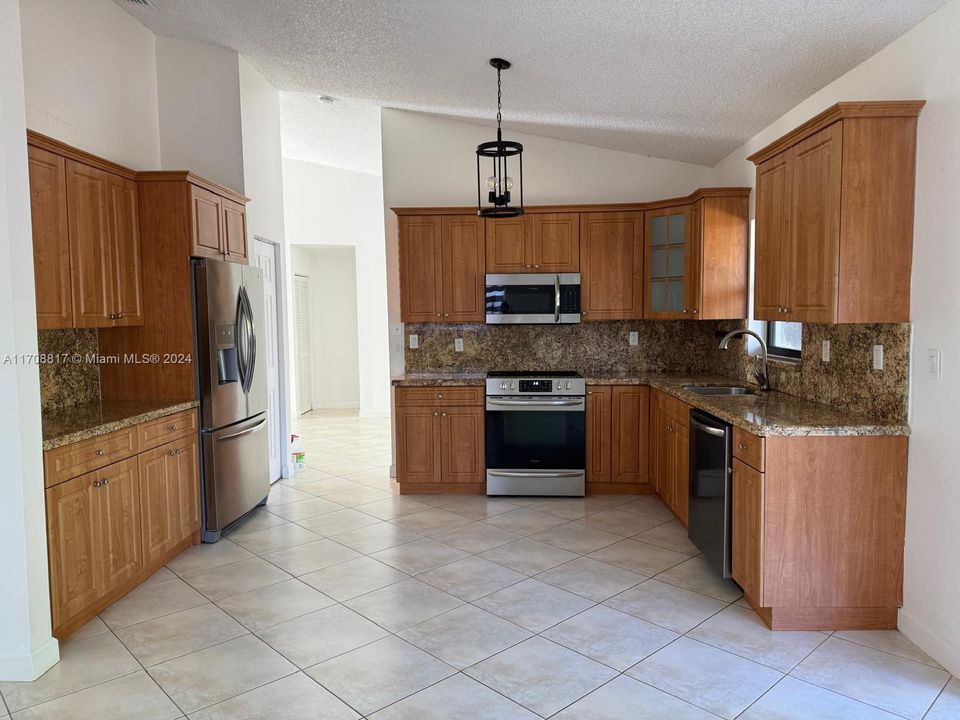 For Rent: $3,800 (4 beds, 2 baths, 2434 Square Feet)