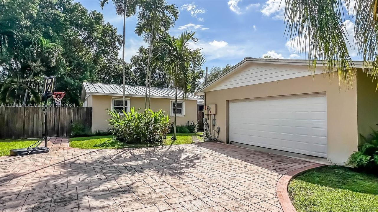 Garage & Guest Quarters