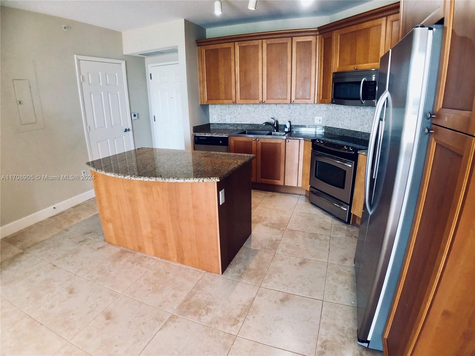 Active With Contract: $3,000 (1 beds, 1 baths, 781 Square Feet)