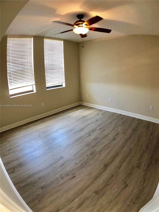 Active With Contract: $3,000 (1 beds, 1 baths, 781 Square Feet)