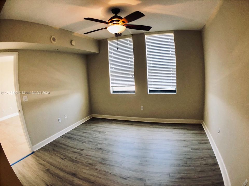 Active With Contract: $3,000 (1 beds, 1 baths, 781 Square Feet)