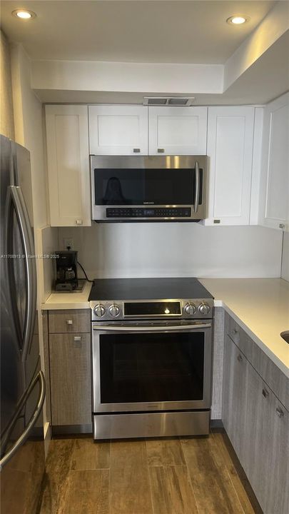 For Rent: $3,400 (2 beds, 2 baths, 1045 Square Feet)