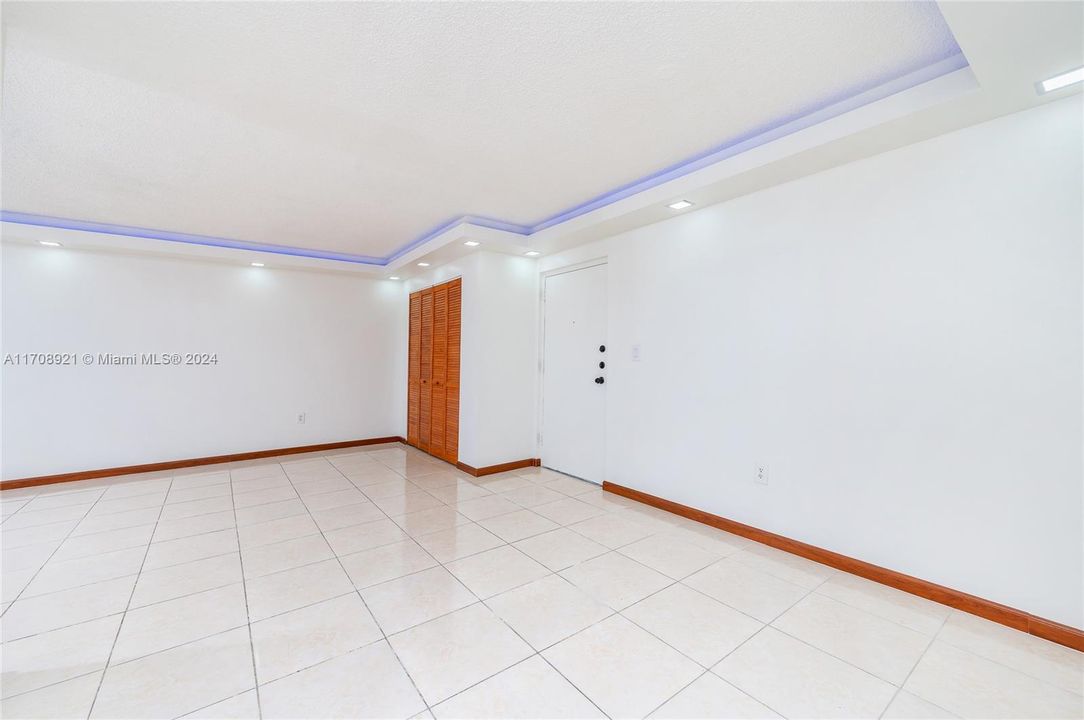 For Sale: $324,500 (2 beds, 2 baths, 1086 Square Feet)