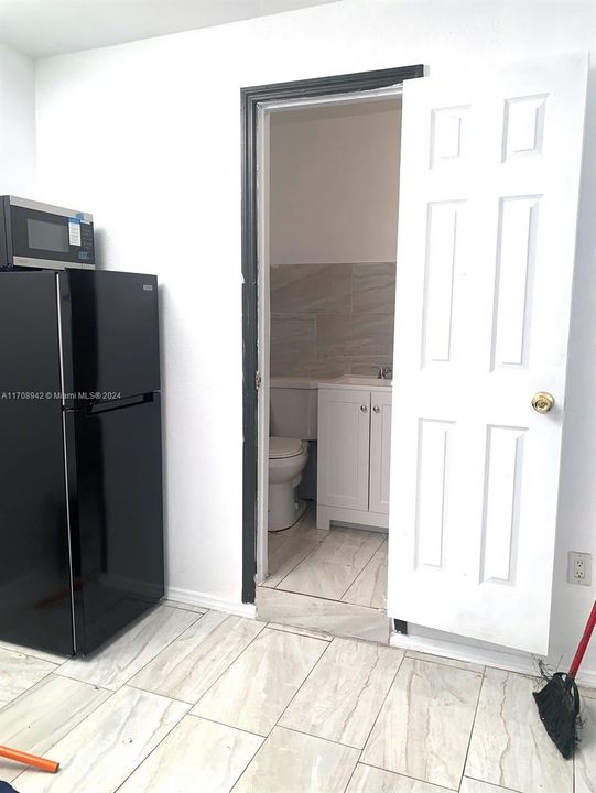 For Rent: $1,100 (1 beds, 1 baths, 1294 Square Feet)