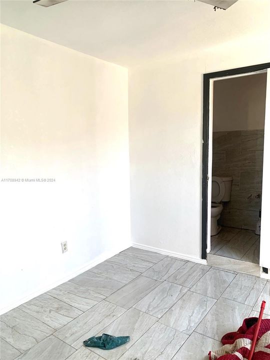 For Rent: $1,100 (1 beds, 1 baths, 1294 Square Feet)